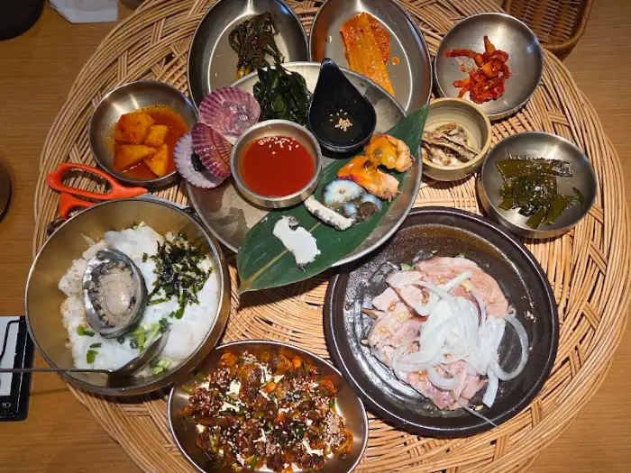 다양한 반찬과 함께 나오는 전복죽