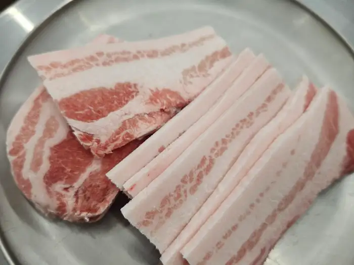 두툼하게 썰린 생삼겹살 조각들