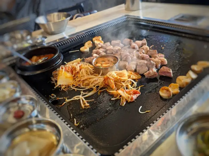 돌판 위에서 구워지는 다양한 음식들