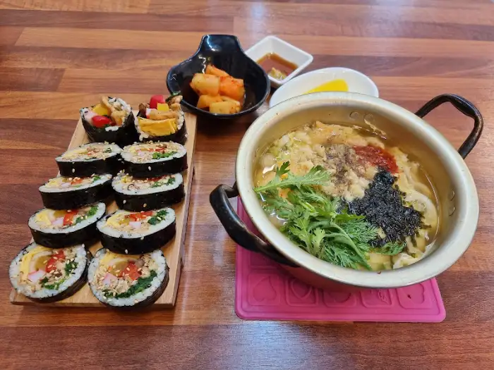 우동과 김밥 세트