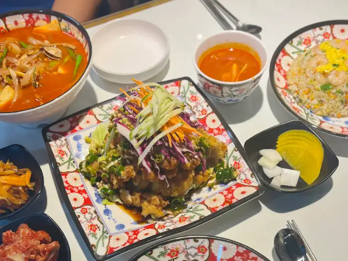 푸짐하게 차려진 중식 요리들
