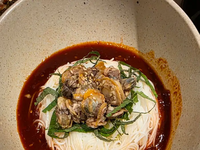 조개 관자가 올라간 비빔국수