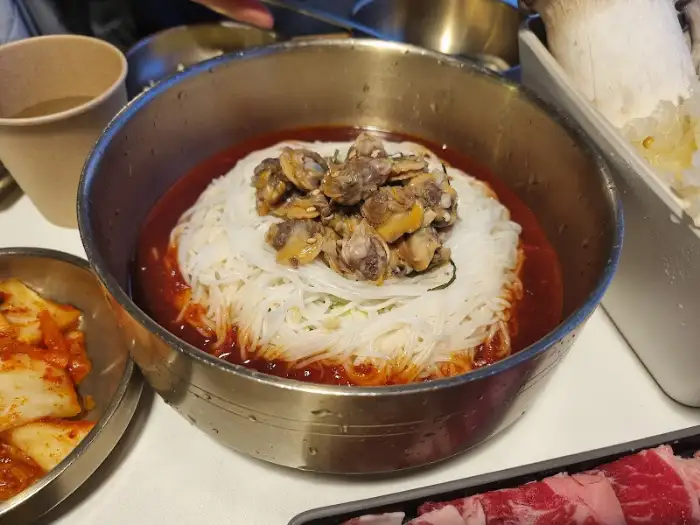 조개 관자 비빔국수 클로즈업