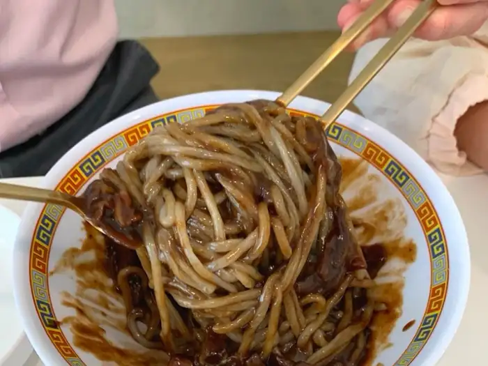 하가면관 짜장면 (비비는 모습)