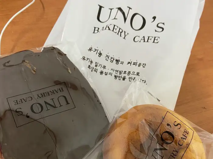 포장된 빵과 쇼핑백