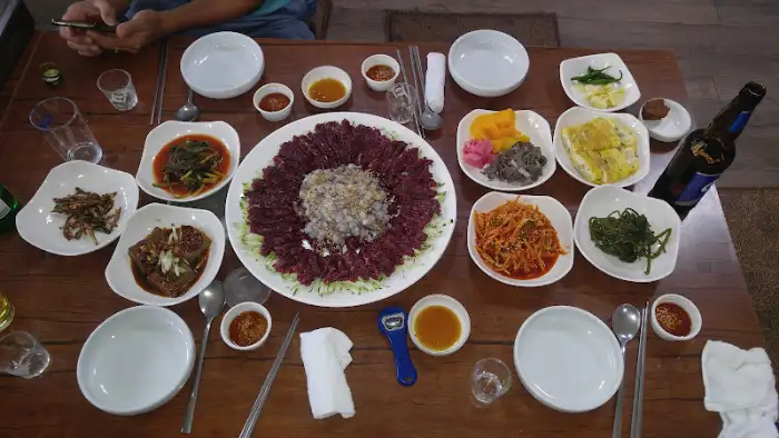 다채로운 반찬과 메인 요리가 차려진 상차림