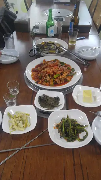먹음직스럽게 구워진 생선 요리