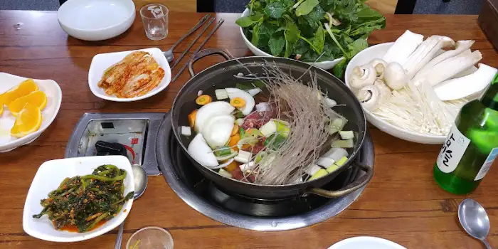 다양한 색감의 나물 무침과 볶음 요리