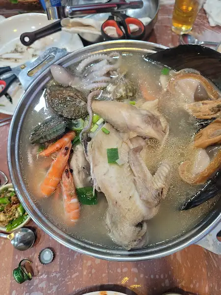 닭과 해산물이 푸짐하게 들어간 탕 요리