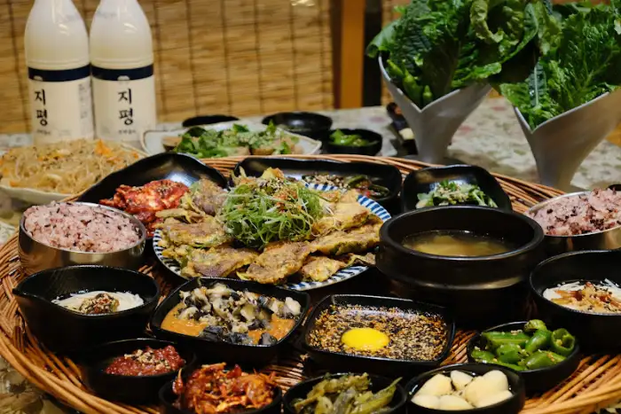 정갈하게 차려진 집밥 스타일의 한상차림