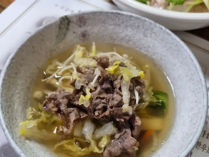 버섯 우린 물이 담긴 컵