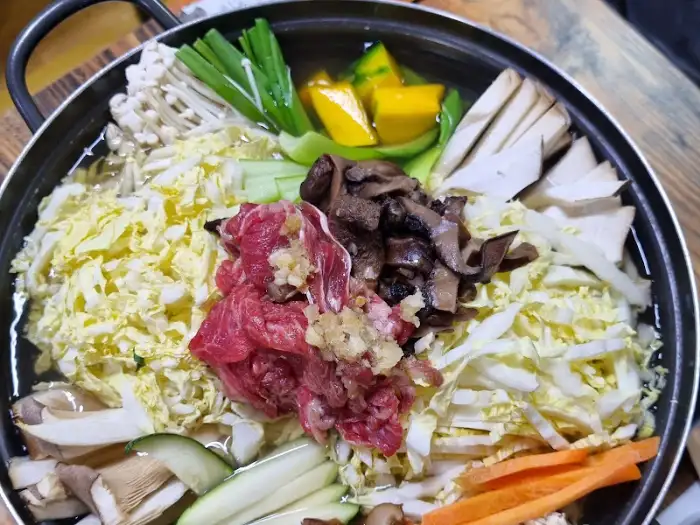 푸짐하게 담긴 능이버섯전골 재료
