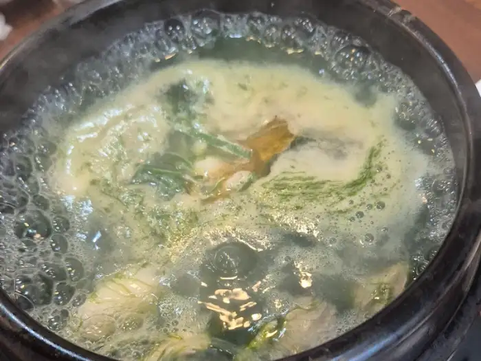 김이 모락모락 나는 굴국밥 뚝배기