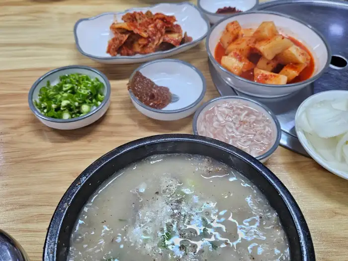 다양한 반찬과 순대국