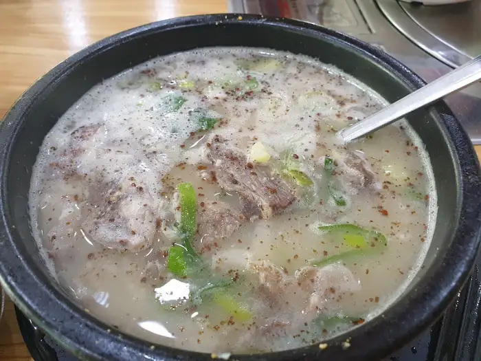 김이 모락모락 나는 순대국