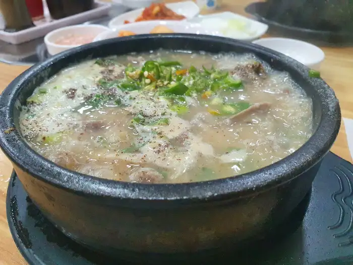 순대국 국물 한 숟갈