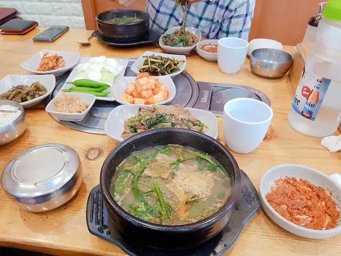 테이블 위에 놓인 다양한 밑반찬과 메인 요리