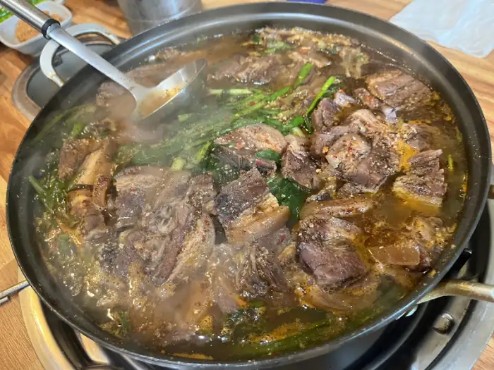 김이 나는 탕 요리 속 먹음직스러운 고기 덩어리