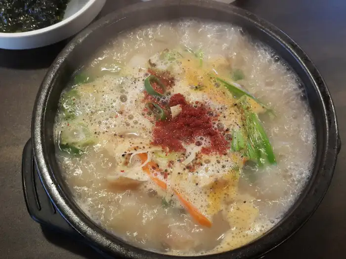 김이 모락모락 나는 돼지국밥