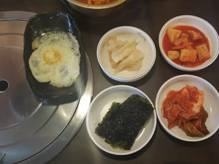 정갈하게 차려진 밑반찬들
