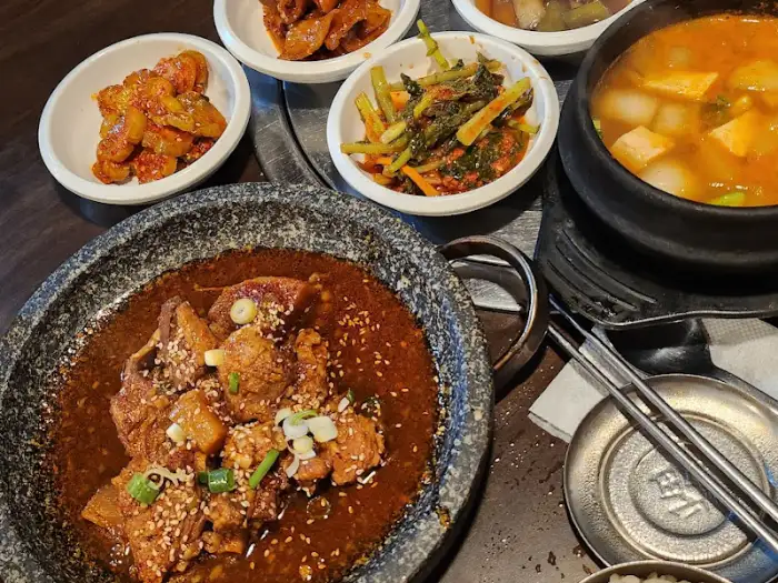 먹음직스럽게 구워진 흑돼지 오겹살
