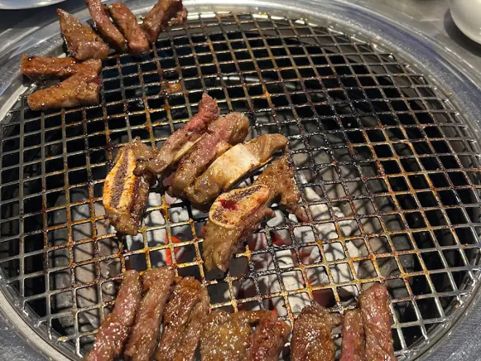 불판 위에서 익어가는 갈비
