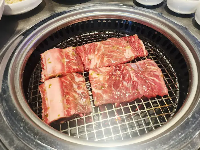 그릴 위에 올려진 생고기 덩어리