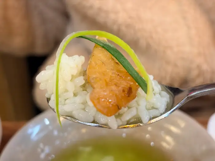 숟가락에 담긴 밥과 보리굴비