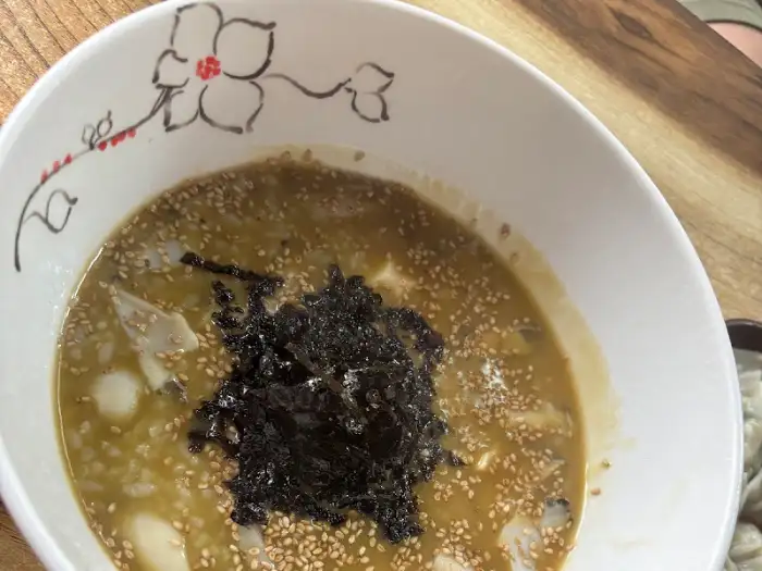 장식이 돋보이는 고기국수 그릇
