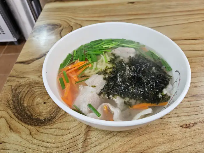 고기국수에 올라간 김가루와 채소