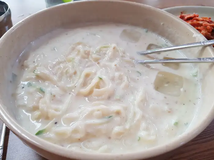 걸쭉하고 고소한 콩국수
