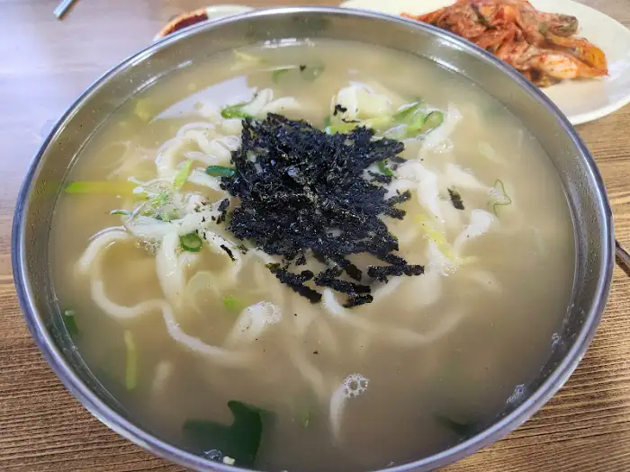 김이 모락모락 나는 닭칼국수
