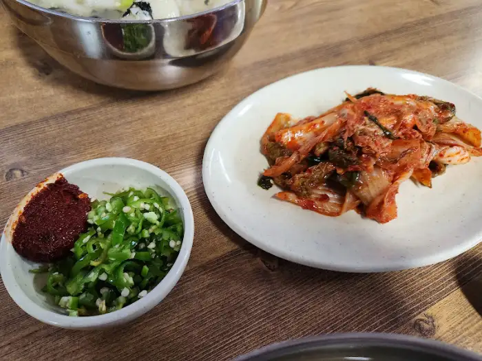 맛깔스러운 김치와 고추장 양념