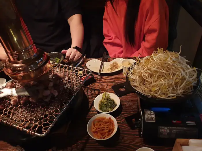 숯불 위에서 익어가는 양고기