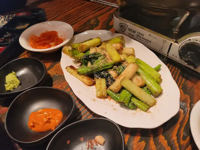 숯불 위에서 익고 있는 채소들