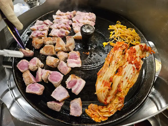 솥뚜껑에 구워지는 삼겹살