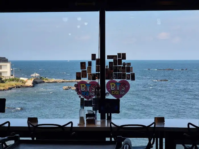창밖으로 보이는 바다와 BTS 관련 장식