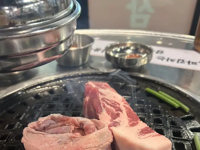 숯불 위에서 익어가는 돼지고기