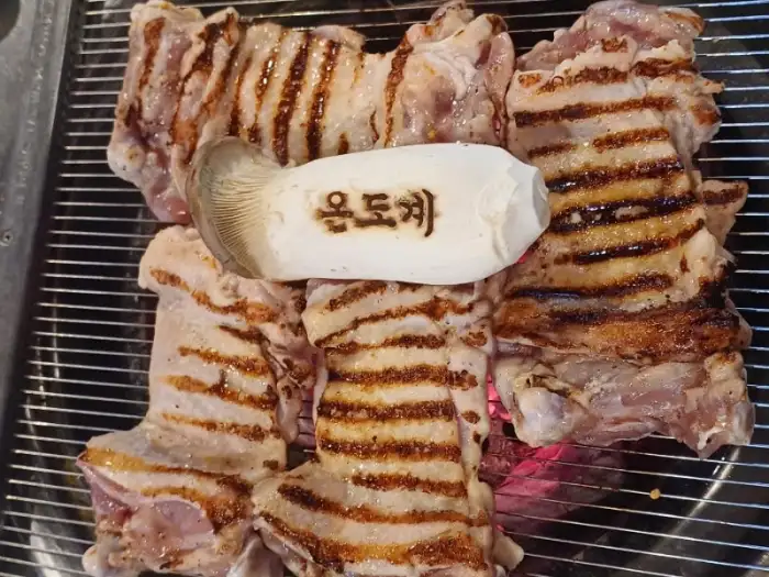 숯불 위에서 맛있게 구워지고 있는 여러 종류의 고기