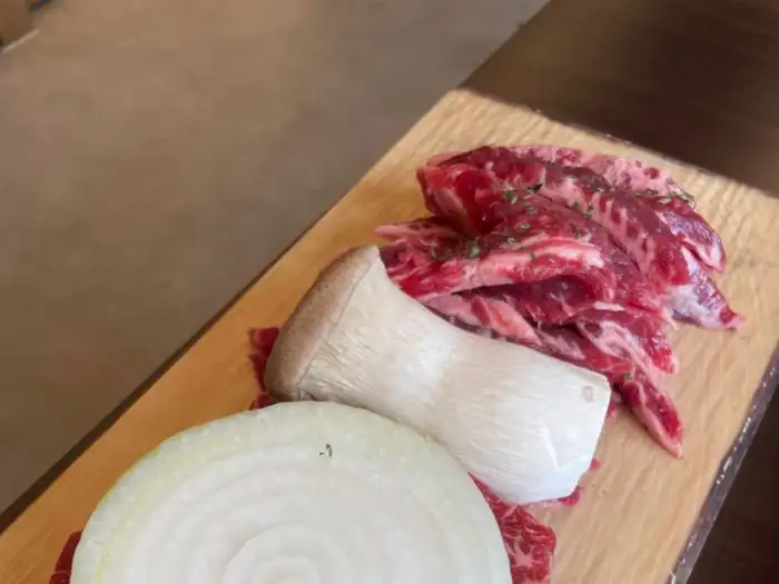 신선한 등심과 소갈비살, 버섯, 양파