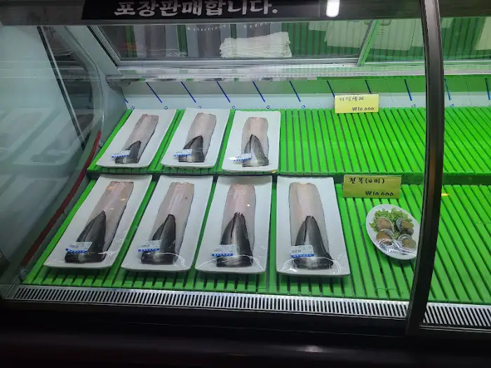 불판 위에서 맛있게 익어가는 삼겹살