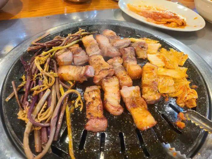 지글지글 불판 위 삼겹살