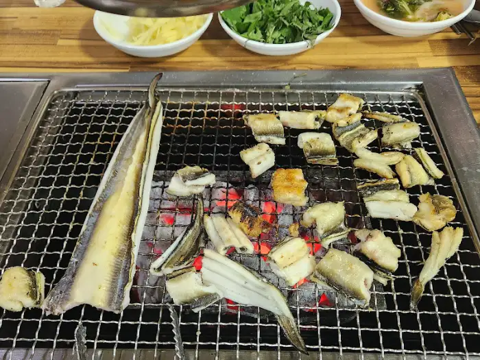 불판 위에서 구워지는 장어