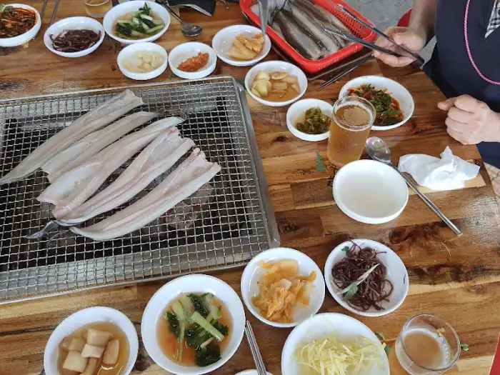 식탁 위에 차려진 장어구이와 밑반찬