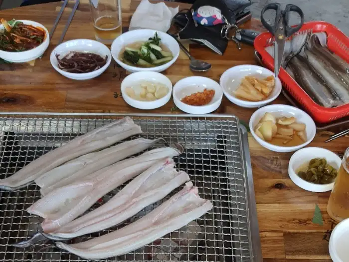 식탁에 놓인 다양한 밑반찬들