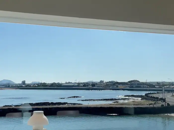 해안 도로와 바다 풍경