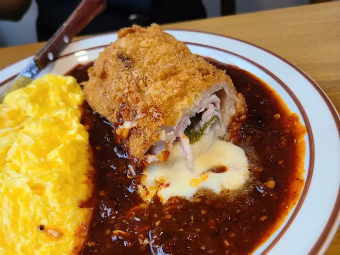 흘러내리는 치즈가 인상적인 치즈 돈까스