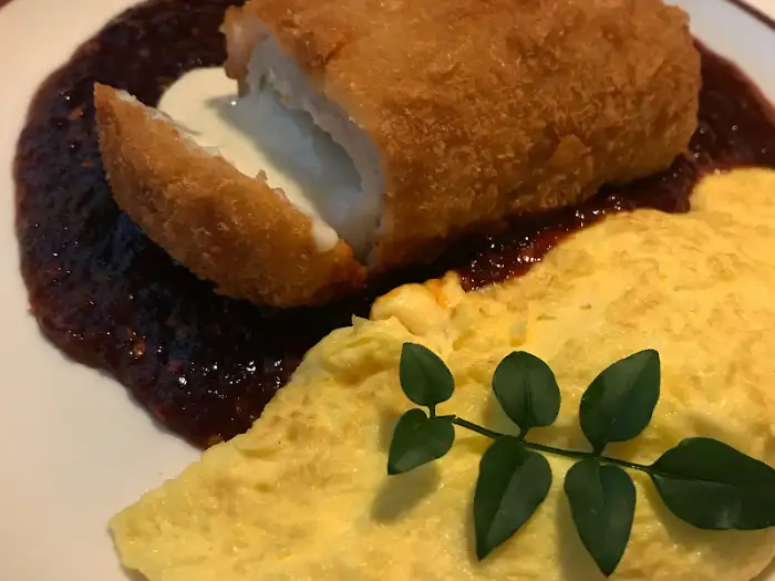 돈까스 단면의 깻잎과 치즈