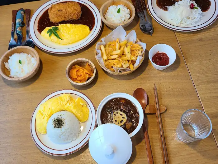 반숙 계란과 함께 나온 매운 치즈 돈까스