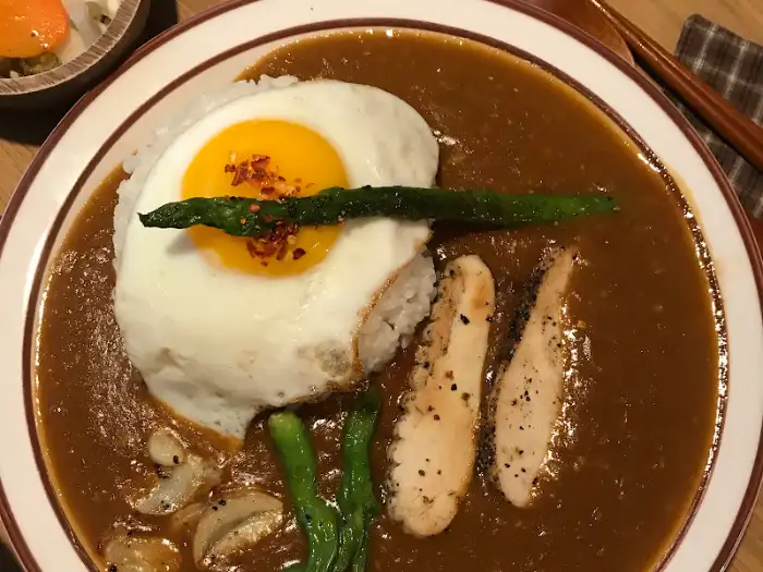 치킨과 아스파라거스가 얹어진 스파이시 치킨 카레